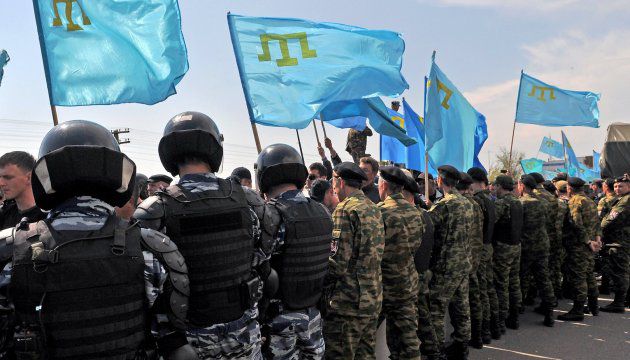 Russian police and army are blocking political rally of Crimean Tatars