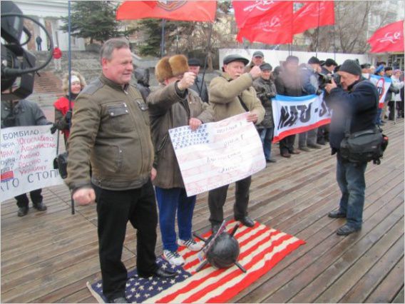 Russians protest against wisit of USS Vella Gulf (CG-72) in Sevastopol