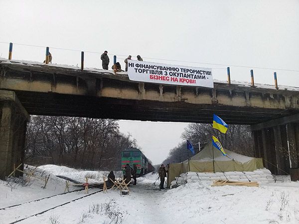 Ukrainian soldiers support the trade blockade between Ukraine and Russian occupied Donbas, Ukrainian government tries to undo the blockade