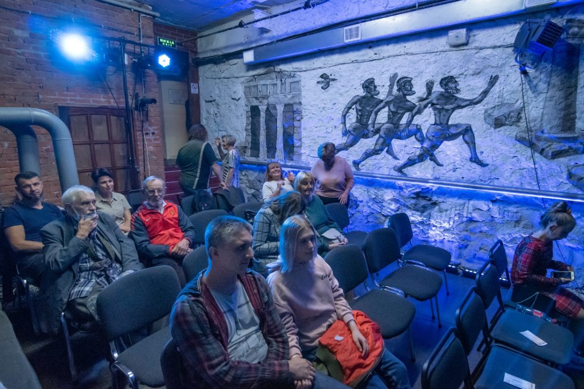 Role of theatrical art during wartime